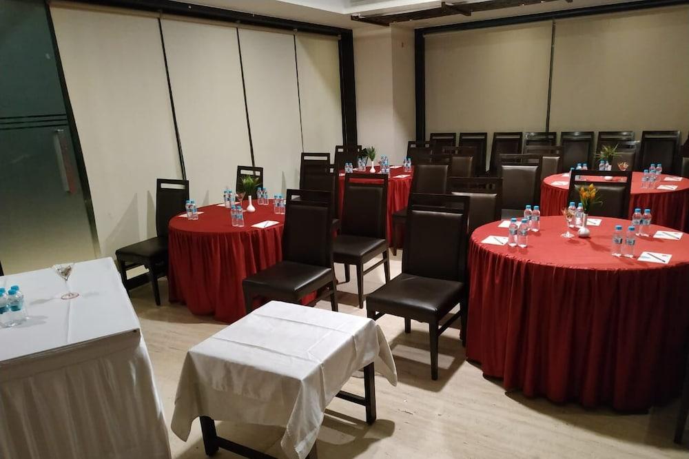 Tarawade Clarks Inn Pune Extérieur photo