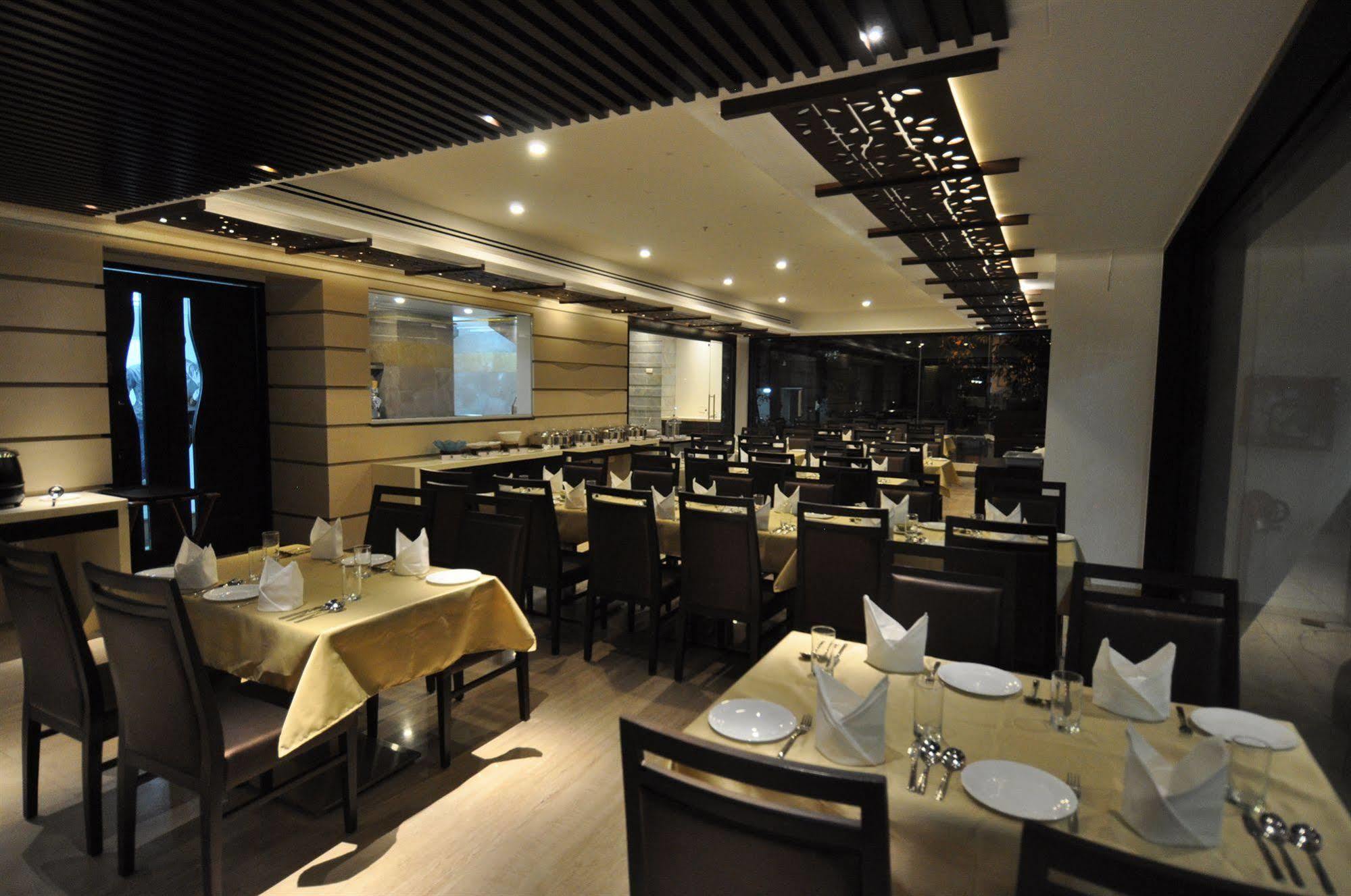Tarawade Clarks Inn Pune Extérieur photo