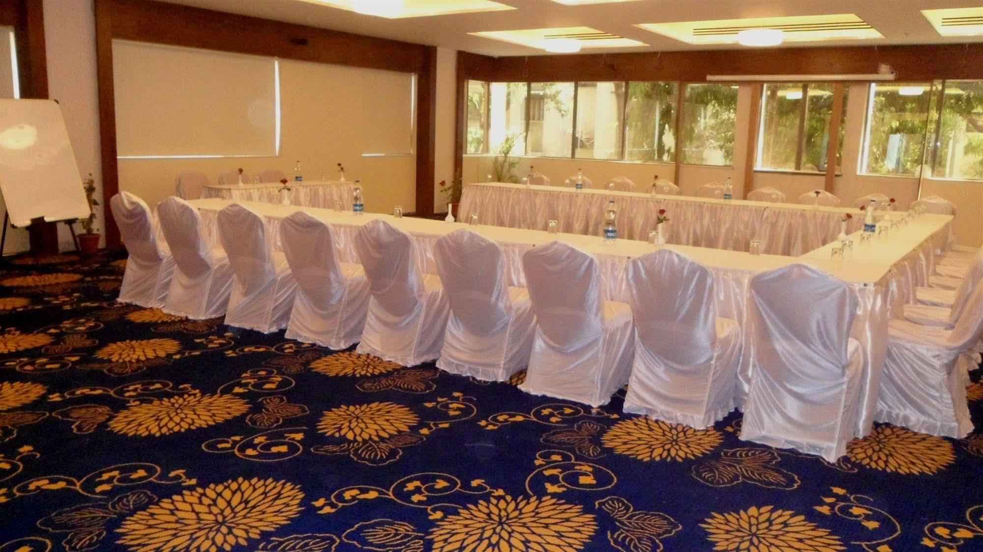 Tarawade Clarks Inn Pune Extérieur photo