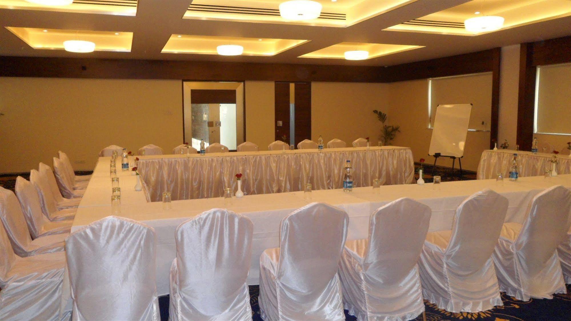 Tarawade Clarks Inn Pune Extérieur photo