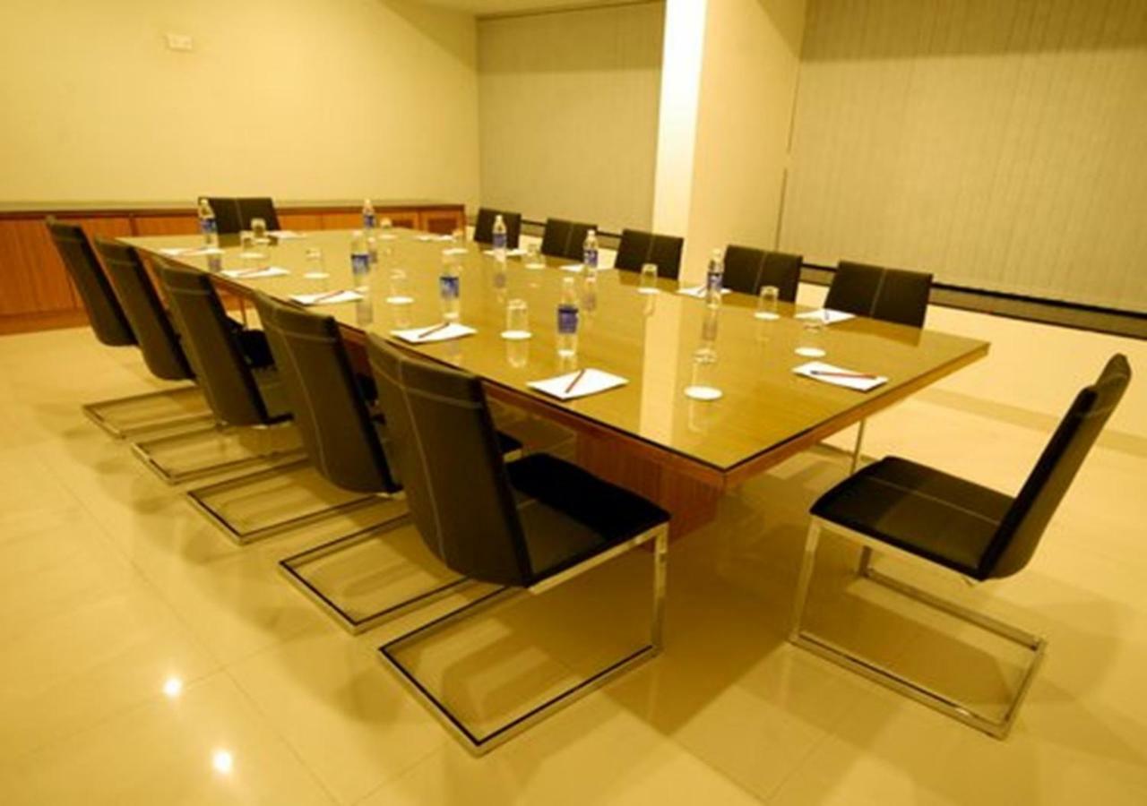 Tarawade Clarks Inn Pune Extérieur photo